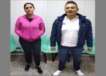 Detienen en aeropuerto a dos personas que portaban miles de dólares
