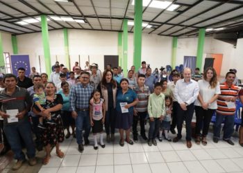 Gobierno y Unión Europea entregan contribuciones para construcción de casas a familias de Tacuba