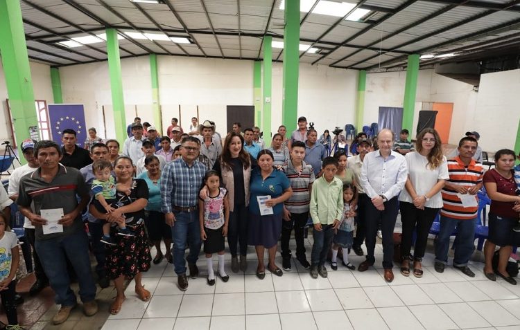 Gobierno y Unión Europea entregan contribuciones para construcción de casas a familias de Tacuba