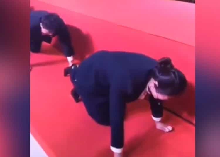 (VIDEO) Una compañía de China obliga a gatear a los empleados que no alcanzan sus objetivos