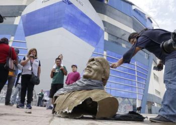 (VIDEO) Ministro de Deportes de Bolivia retiró a martillazos el busto de Evo Morales de un estadio