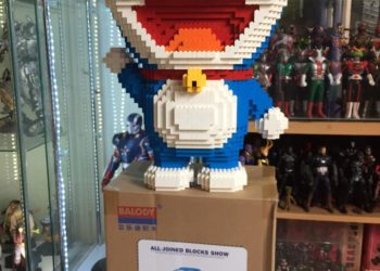 Construye una escultura de más de 2.400 piezas y su gato la destruye