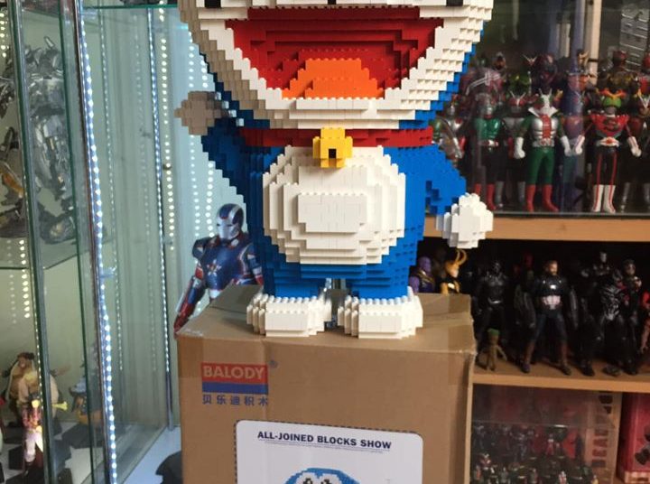 Construye una escultura de más de 2.400 piezas y su gato la destruye