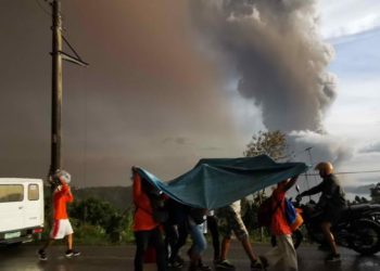 (VIDEO) Volcán Taal en Filipinas comenzó a lanzar lava y ceniza ante une inminente erupción explosiva