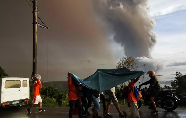(VIDEO) Volcán Taal en Filipinas comenzó a lanzar lava y ceniza ante une inminente erupción explosiva