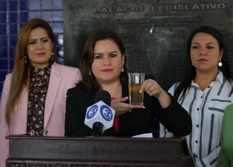 “Ha existido un manejo irresponsable para enfrentar crisis de agua”, afirman diputadas del FMLN