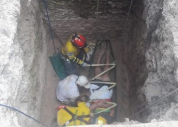 Rescatan a mujer que cayó a una fosa de 10 metros