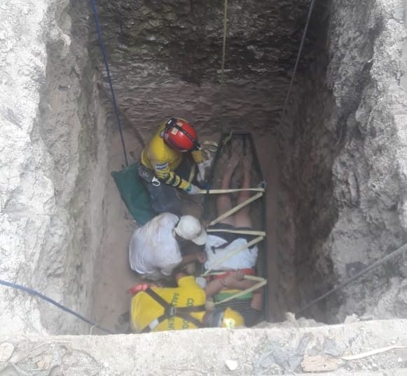 Rescatan a mujer que cayó a una fosa de 10 metros