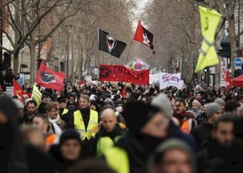Tras otra jornada de protestas el Gobierno francés suaviza su reforma de pensiones