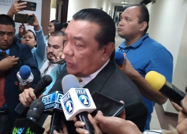 Piden retirar distinción honorifica a Enot Rubio tras polémica en Desfile de las Rosas