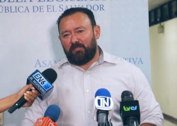 Guillermo Gallegos se ofrece como fiscal en comisión de antejuicio contra Quijano