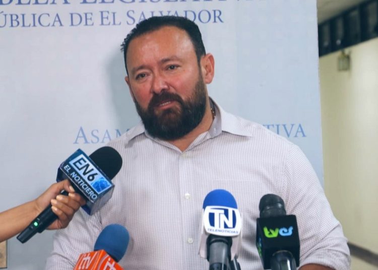 Guillermo Gallegos se ofrece como fiscal en comisión de antejuicio contra Quijano