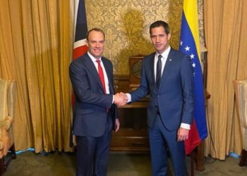 El presidente encargado de Venezuela Juan Guaidó llega a Londres en la primera parada en su gira por Europa