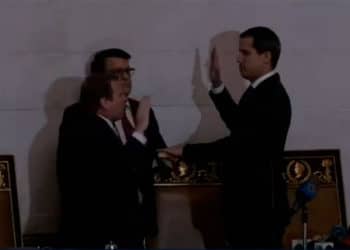 (VIDEO) Juan Guaidó toma el control del Parlamento venezolano y se juramenta