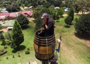 Un sudafricano lleva dos meses dentro de un barril sobre un poste en busca de batir su anterior récord