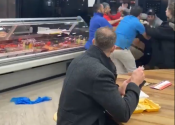 (VIDEO) Un hombre come tranquilamente en medio de una gran pelea y se convierte en meme