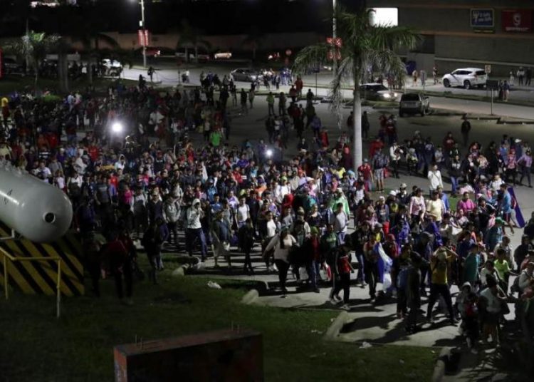 Sale caravana de inmigrantes hondureños hacia Estados Unidos