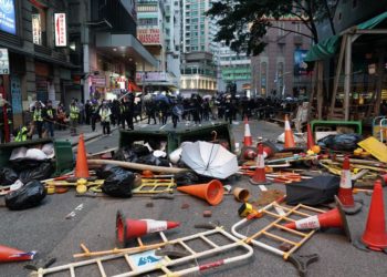 Marcha de manifestantes prodemocracia en Hong Kong terminó en choques con la policía