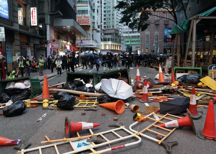 Marcha de manifestantes prodemocracia en Hong Kong terminó en choques con la policía