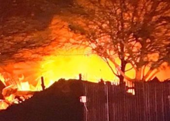 (VIDEO) Gran explosión en Houston hace temblar varios edificios y causa una ‘lluvia’ de escombros