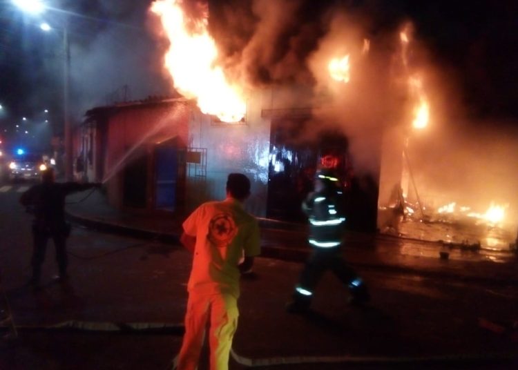 Incendio de mesón en barrio Modelo deja dos personas con quemaduras 