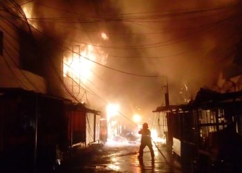(VIDEO) Incendio de grandes proporciones consumió varios negocios del centro de San Salvador