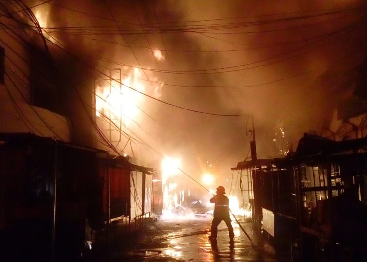 (VIDEO) Incendio de grandes proporciones consumió varios negocios del centro de San Salvador