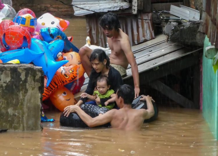 Al menos 23 personas han muerto y miles han sido evacuadas debido a las inundaciones en Indonesia
