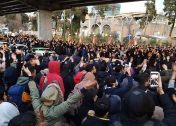 Manifestantes iraníes exigen la renuncia del Ayatollah tras el derribo del avión ucraniano