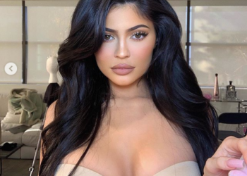 Kylie Jenner levanta pasiones al posar con revelador traje