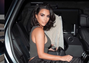 Kim Kardashian se asolea con sexy traje de baño en playas del Cabo, México