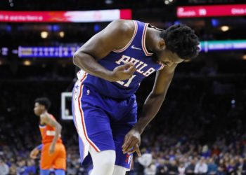 (VIDEO) Joel Embiid de los Philadelphia 76ers sufre impactante lesión