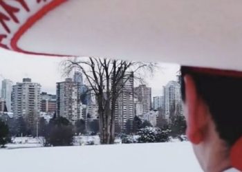 Fotografía de un mariachi caminando en la nieve en Canadá se hace viral