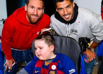 El gran gesto de Lionel Messi y Luis Suárez con una multitud de niños tras entreno del Barcelona