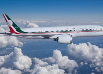Presidente de México presenta diseño del boleto para la rifa del avión presidencial
