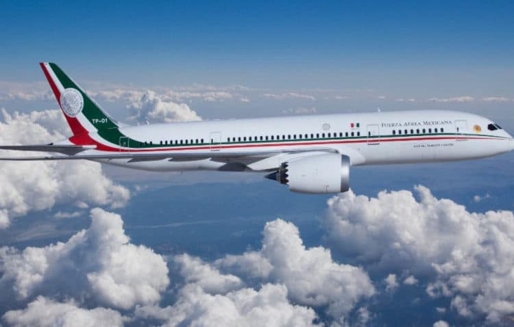 Presidente de México presenta diseño del boleto para la rifa del avión presidencial