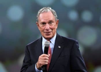 (VIDEO) Candidato Michael Bloomberg genera confusión con su campaña electoral con perros