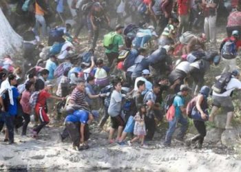 Varados 500 migrantes hondureños en la ribera del río Suchiate en Guatemala
