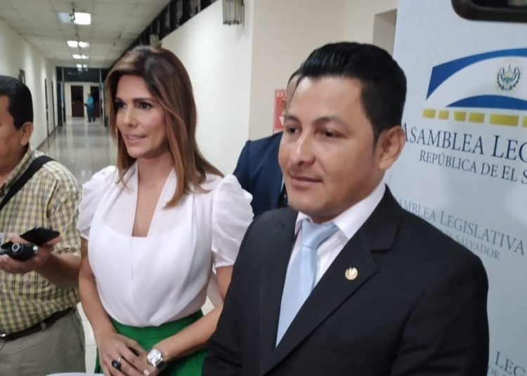 Proponen hasta ocho años de cárcel para funcionarios públicos que contraten familiares o amigos