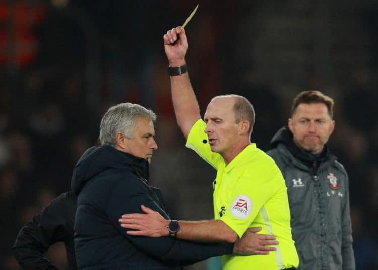 (VIDEO) Mourinho, amonestado en derrota del Tottenham por ver apuntes y estrategia del equipo rival