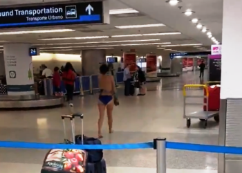 (VIDEO) Una mujer se desnudó en el Aeropuerto de Miami