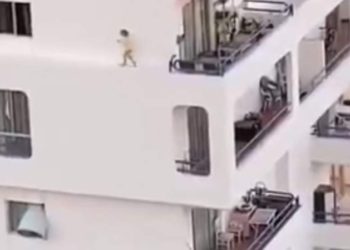 (VIDEO) Niña arriesga su vida al caminar por cornisa de edificio