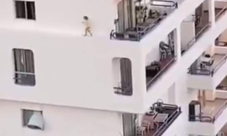 (VIDEO) Niña arriesga su vida al caminar por cornisa de edificio