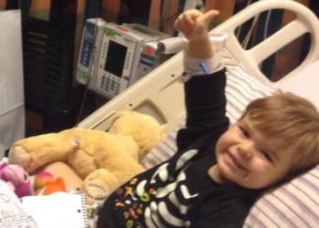 (VIDEO) La emotiva recepción con aplausos a un niño al regresar a la escuela tras superar el cáncer