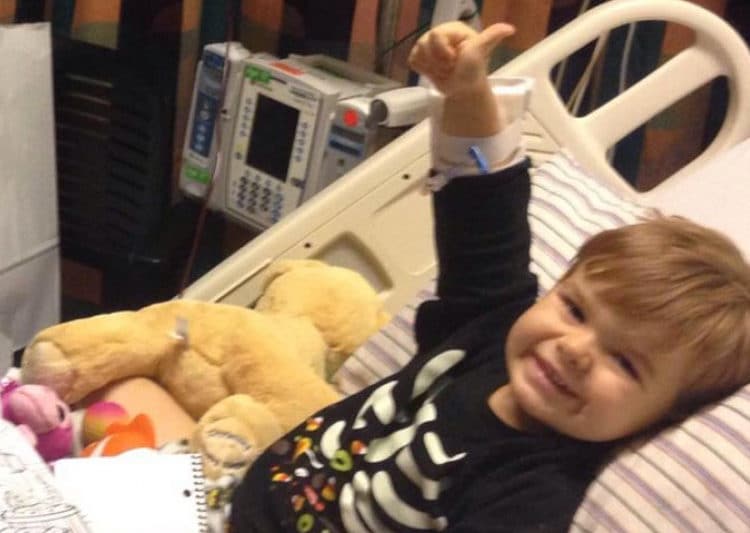 (VIDEO) La emotiva recepción con aplausos a un niño al regresar a la escuela tras superar el cáncer