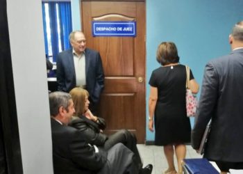 Exembajador Ochoa Pérez seguirá proceso en libertad