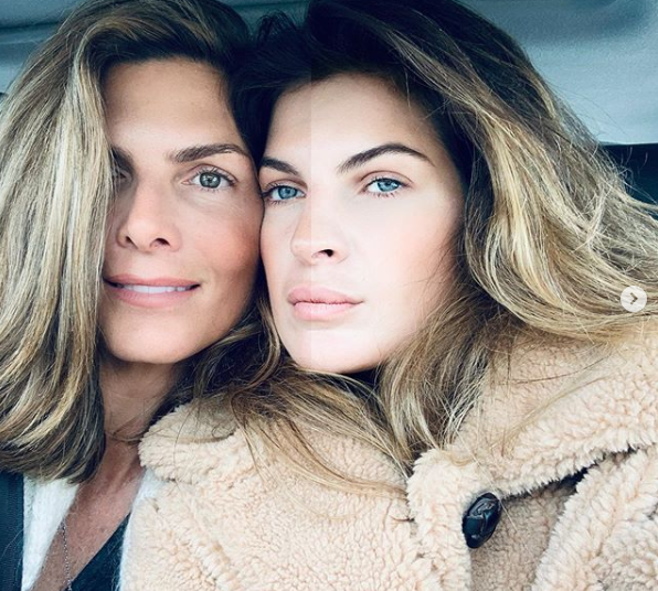 Montserrat Oliver le pide matrimonio a su novia en romántico momento