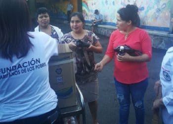 Samaritanos de los Pobres entregan alimentos a familiares de niños ingresados en hospital Bloom