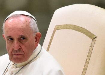 (VIDEO) El papa Francisco pide perdón por dar un manotazo a la feligresa que le tiró con fuerza de la mano