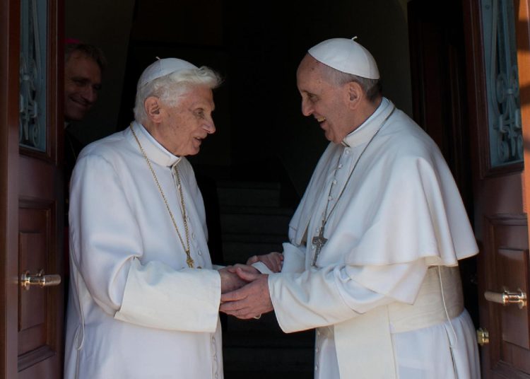 Benedicto XVI le pidió al papa Francisco que abandone la idea de la ordenación de hombres casados